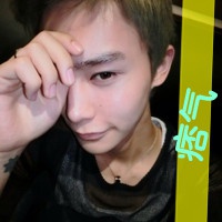 男生露上半身霸气头像带字