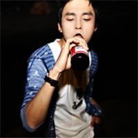 喝酒的霸气男生头像图片