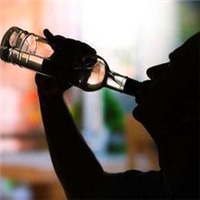喝酒的霸气男生头像图片