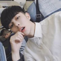 白衬衫男生个性头像