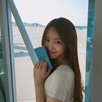 qq头像女生自拍露手机超霸气