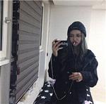 qq头像女生自拍露手机超霸气
