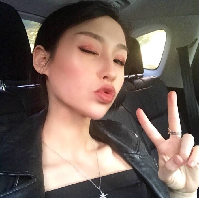 原宿风女生桌面壁纸图片