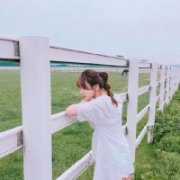 干净简单的女生头像 白色干净女生头像