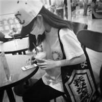 女生黑白忧伤头像