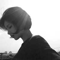 女生黑白忧伤头像