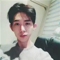 干净阳光成熟的男生头像