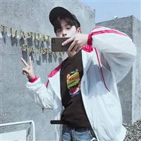 干净阳光成熟的男生头像