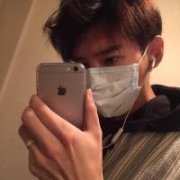 男生头像一个人看手机