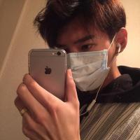 男生头像一个人看手机