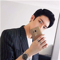 男生头像一个人看手机
