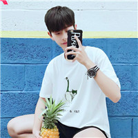 男生头像一个人看手机