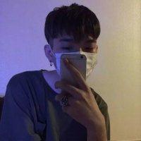男生头像一个人看手机