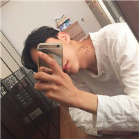 男生头像一个人看手机