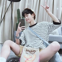 男生头像一个人看手机