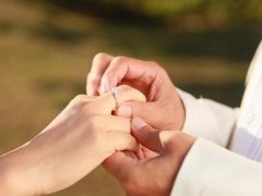 订婚发什么说说 今天订婚发什么朋友圈