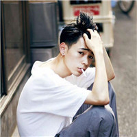 穿短袖的男生头像