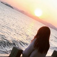 微信头像女生背影看海