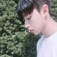 小清新白衬衫男生头像