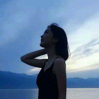 海边的伤感女生头像
