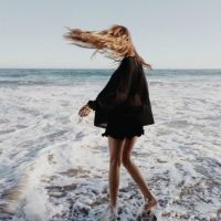 女生夏天海边头像图片