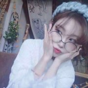 复古圆眼镜女生头像