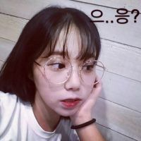 复古圆眼镜女生头像
