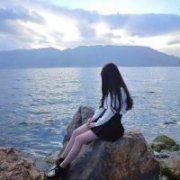 站在海边女生低头头像
