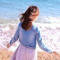 站在海边女生低头头像