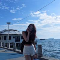 站在海边女生低头头像