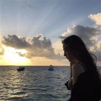 站在海边女生低头头像