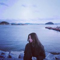 站在海边女生低头头像