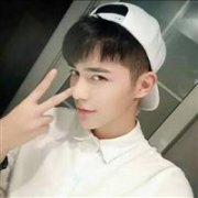 穿白色衣服的男生头像