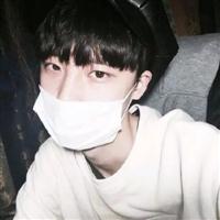 穿白色衣服的男生头像