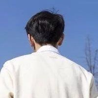 穿白色衣服的男生头像