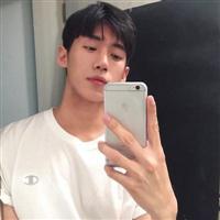 穿白色衣服的男生头像