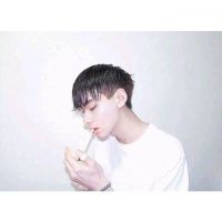 穿白色衣服的男生头像