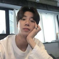 穿白色衣服的男生头像