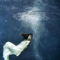 水里的唯美女生头像