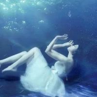 水里的唯美女生头像