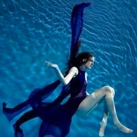 水里的唯美女生头像
