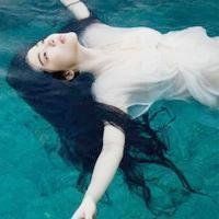 水里的唯美女生头像