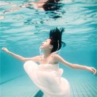 水里的唯美女生头像