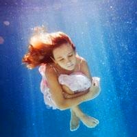 水里的唯美女生头像