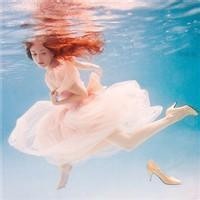 水里的唯美女生头像