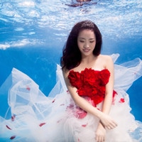 水里的唯美女生头像