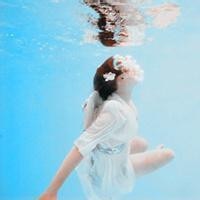水里的唯美女生头像
