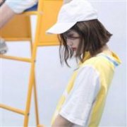 短发女生侧脸头像