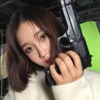 短发女生侧脸头像