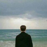 海边忧郁酷男微信头像